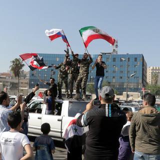Des manifestations de soutien au régime ont suivi les frappes survenues dans la nuit. [EPA / Keystone - Youssef Badawi]