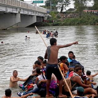 Des migrants honduriens traversent le fleuve Suchiate à la frontière entre le Guatemala et le Mexique [Keystone - Esteban Biba]