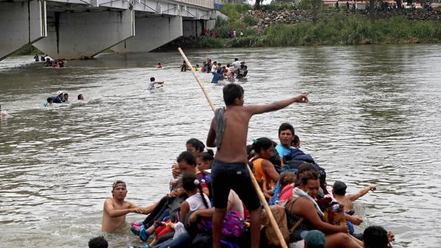 Des migrants honduriens traversent le fleuve Suchiate à la frontière entre le Guatemala et le Mexique [Keystone - Esteban Biba]