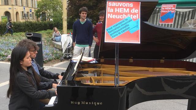 Des étudiants de la Haute Ecole de Musique de Neuchâtel jouent dans la rue pour sauver leur école. [facebook.com/pg/soshemne]