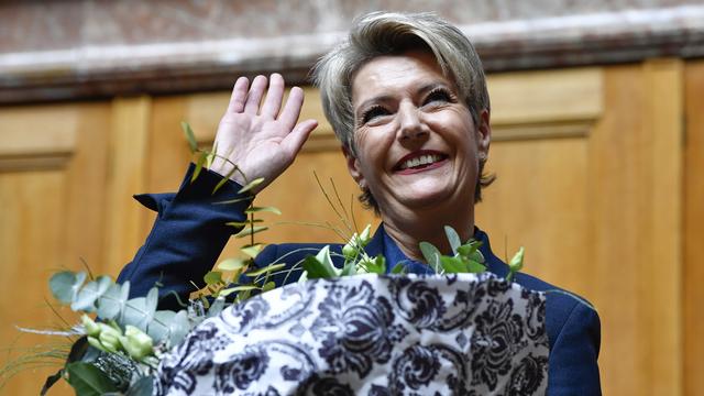 Karin Keller-Sutter reçoit un bouquet après son élection. [KEYSTONE - Anthony Anex]