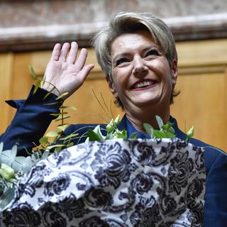 Karin Keller-Sutter reçoit un bouquet après son élection. [KEYSTONE - Anthony Anex]