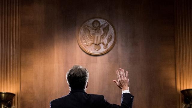 Brett Kavanaugh, candidat à la Cour suprême américaine, prête serment avant de réagir au témoignage d'une femme l'accusant d'agression sexuelle [Reuters - Tom Williams]