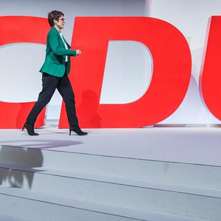 Annegret Kramp-Karrenbauer succède à Angela Merkel à la tête de la CDU. [DPA/Keystone - Rainer Jensen]