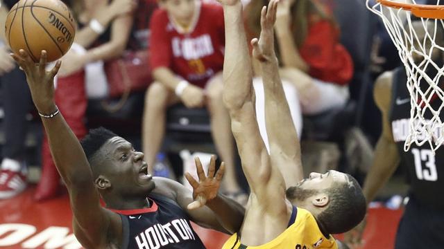 Capela et Houston sont bien lancés dans cette demi-finale. [Larry W.Smith]