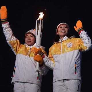 Les hockeyeuses Jong Su Hyon de Corée du nord et Park Jong-ah de Corée du Sud joueront ensemble pour ces jeux olympiques. [AFP - Aris Messinis]
