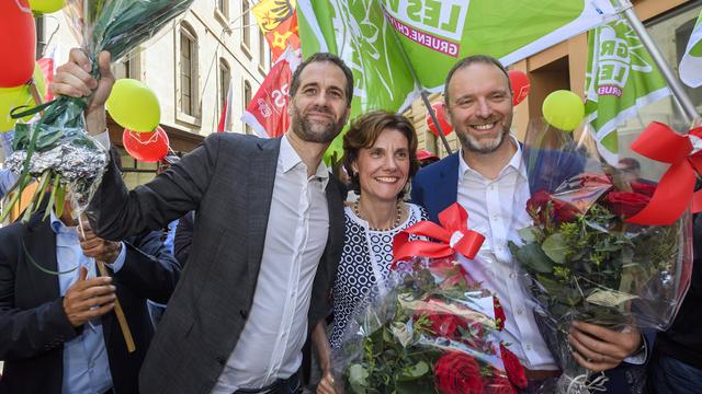 Antonio Hodgers (Verts), Anne Emery-Torracinta (PS) et Thierry Apothéloz (PS) au milieu de leurs partisans après leur élection au Grand Conseil genevois. [Keystone - Martial Trezzini]