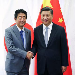 Le Premier ministre japonais Shinzo Abe et le président chinois Xi Jinping en septembre dernier. [Keystone - Xie Huanchi - Xinhua via AP]