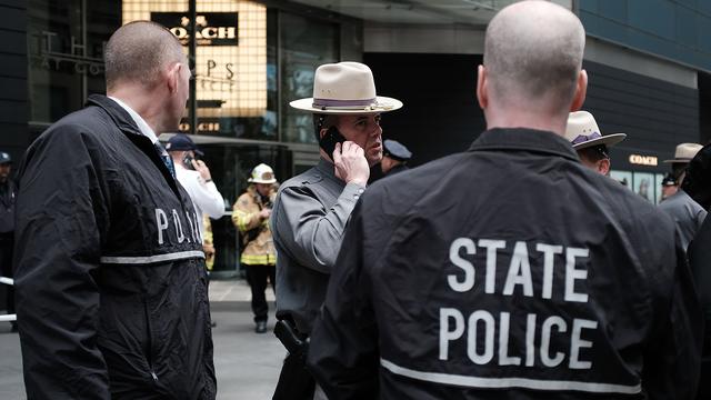 Les policiers déployés autour des bureaux de CNN, destinataire d'un colis piégé. [AFP - Spencer Platt]