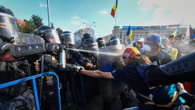 Echauffourée entre manifestants et forces de l'ordre vendredi à Bucarest. [AFP - Daniel Mihailescu]