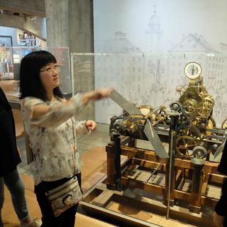 Des Chinois visitent le Musée international d'horlogerie de La Chaux-de-Fond. [RTS - Alain Arnaud]