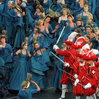 Les cents suisses face aux danseuses d'Orphée, lors de la dernière édition de la Fête des vignerons, en 1999. [Keystone - Patrick Aviolat]