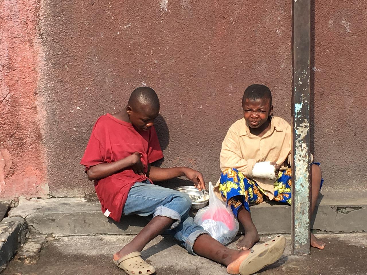 Selon les estimations, entre 25'000 et 30'000 enfants dorment dans la rue, mais on ignore le nombre exacte. Ici ils sont une cinquantaine a profiter d'un repas. Cette petite fille à droite a été renversée par une voiture. Elle a les deux bras cassés. Impossible pour elle de manger toute seule. Encore moins d'aller travailler pour gagner sa journée. [RTS - Annabelle Durand]