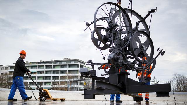 La fontaine Tinguely est réinstallée à Fribourg après avoir été réparée. [Keystone - Valentin Flauraud]