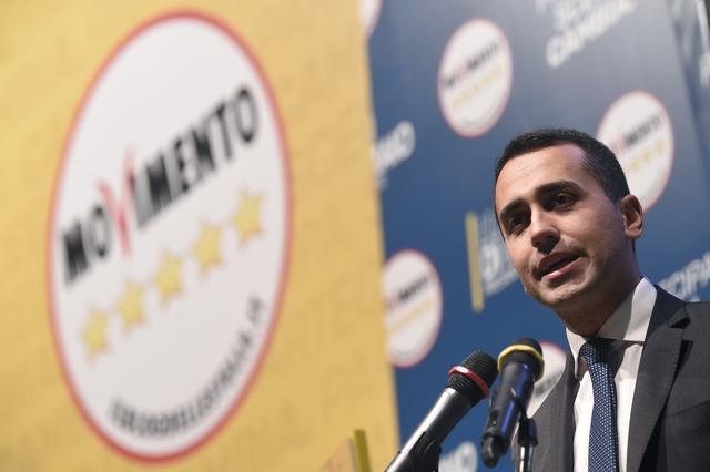 Luigi Di Maio, le leader du Mouvement 5 étoiles, lors d'un meeting le 17 février. [AFP - MARCO BERTORELLO]