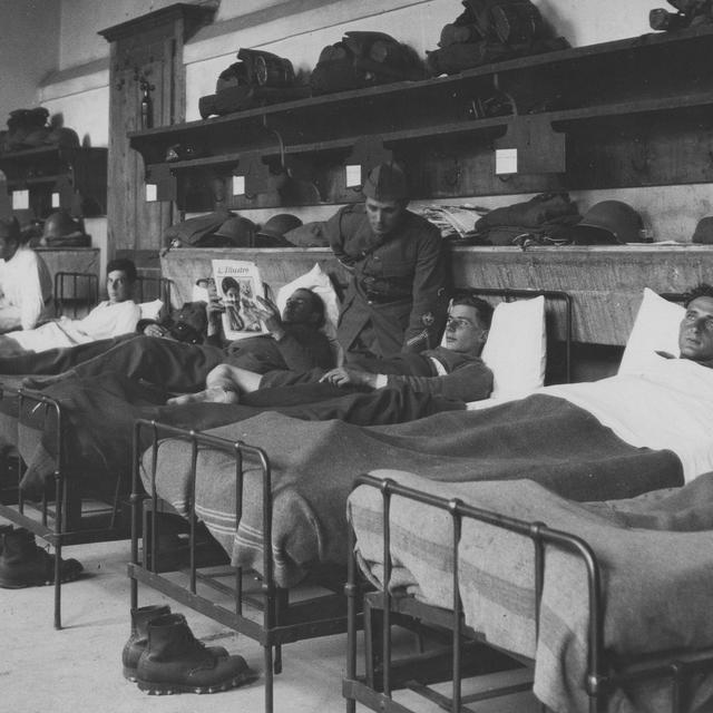 Soldats blessés lors de la manifestation genevoise du 9 novembre 1932. [Bibliothèque de Genève - © Max Emile Jean Kettel]
