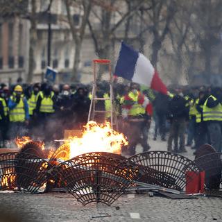 Après la quatrième journée de manifestations des "gilets jaunes", le président français s'apprête annoncer des mesures concrètes. [Keystone - EPA - Ian Langsdon]