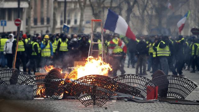 Après la quatrième journée de manifestations des "gilets jaunes", le président français s'apprête annoncer des mesures concrètes. [Keystone - EPA - Ian Langsdon]