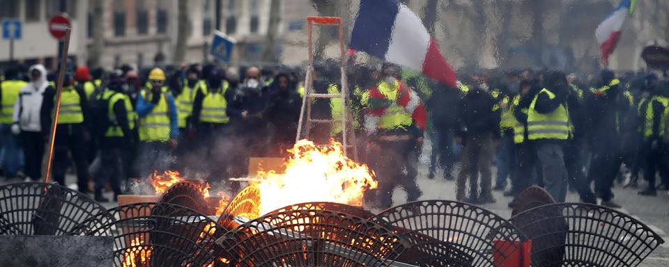 Après la quatrième journée de manifestations des "gilets jaunes", le président français s'apprête annoncer des mesures concrètes. [Keystone - EPA - Ian Langsdon]