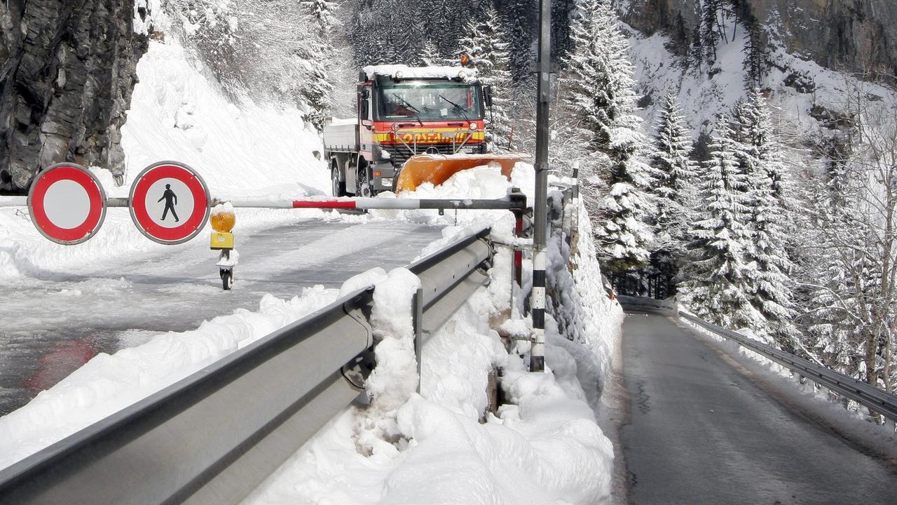 De nombreuses routes valaisannes ont été fermées en raison des importantes chutes de neige. [Keystone - Denis Emery]