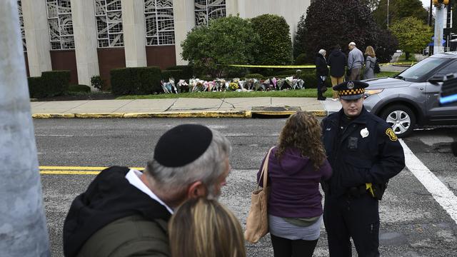 Des personnes rassemblées le 28 octobre devant le mémorial installé à l'extérieur de la synagogue où s'est produite la fusillade. [AFP - Brendan Smialowski]