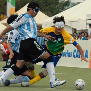 Le Brésil affronte l'Argentine durant la finale 2007 de cécifoot à Rio. [CC-by-SA - Marcello Casal Jr/ABr]
