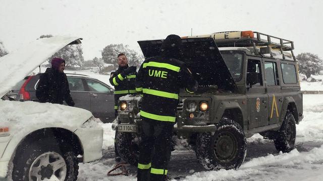 Les importantes chutes de neige ont mobilisé deux compagnies de soldats spécialisés et 95 véhicules de secours. [EPA/Keystone]