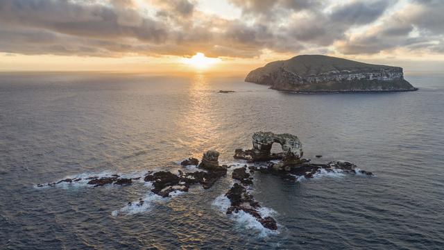 L'arche de Darwin (au premier plan) dans la zone des îles Galapagos. [AP/Keystone - simonjpierce.co]