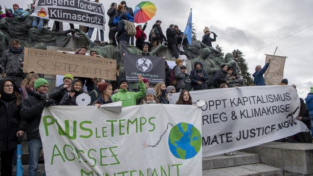 Des centaines de personnes ont manifesté à Berne pour tirer la sonnette d'alarme sur l'urgence climatique. [Keystone - Anthony Anex]