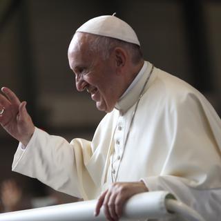 Le pape salue les fidèles à son arrivée pour la messe à Palexo. [RTS - Philippe Christin]
