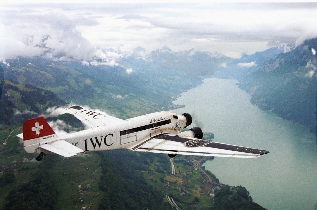 Une "Tante Ju" (JU-52) en plein vol au-dessus du lac de Walenstadt, entre Saint-Gall et Glaris. [KEYSTONE - Kurt Daetwyler]