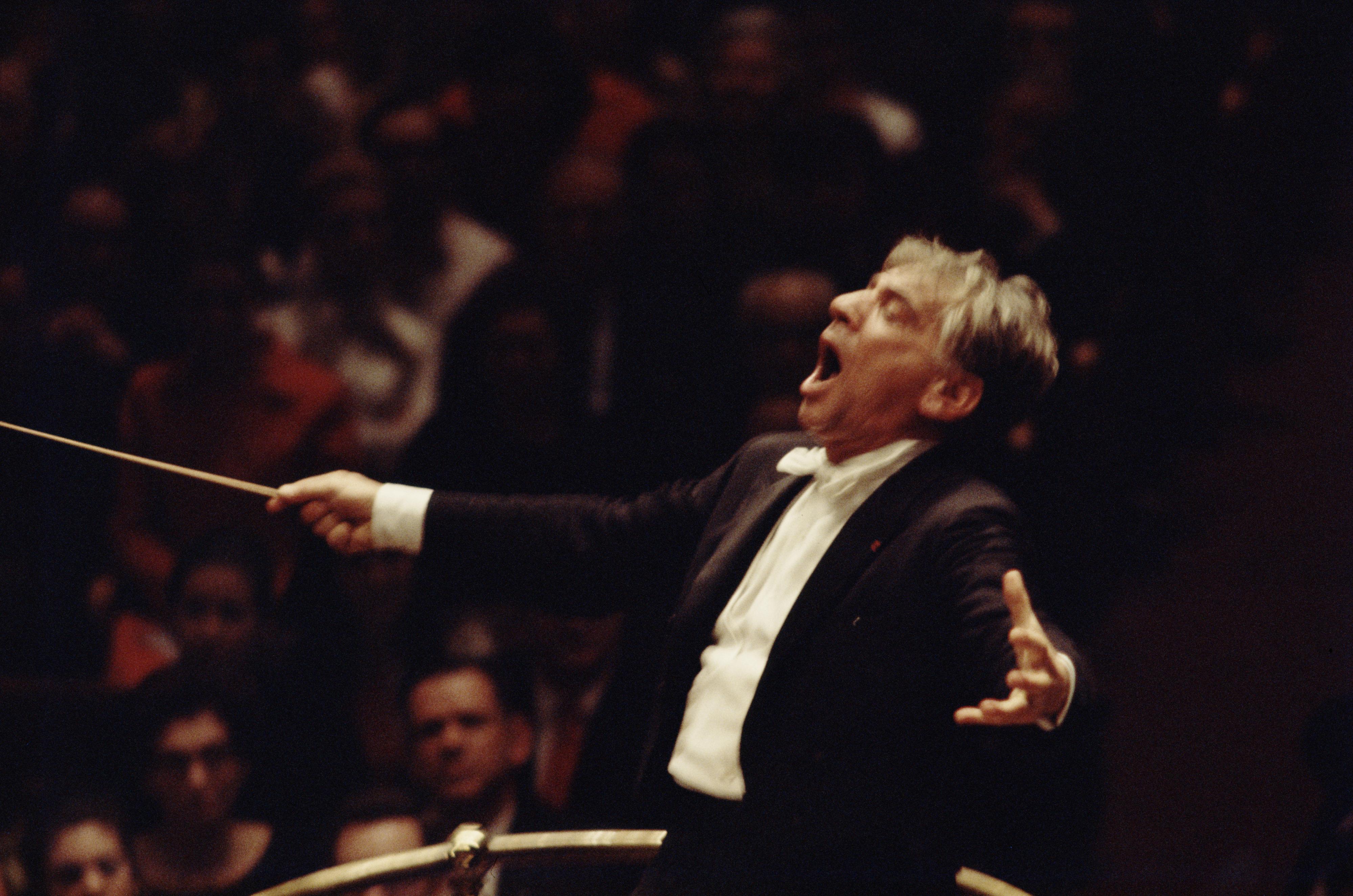 American composer, conductor and pianist Leonard Bernstein (1918 - 1990) conducting, circa 1975. (Photo by Erich Auerbach/Hulton Archive/Getty Images) [Hulton Archive/Getty Images) - Erich Auerbach]