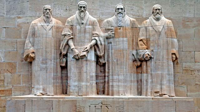 À Genève, le Mur des Réformateurs et ses théologiens protestants: Guillaume Farel, Jean Calvin, Théodore de Bèze et John Knox. [Fotolia - Inna Felker]