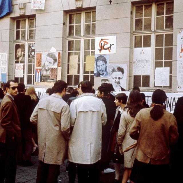 Des étudiants occupent la cour de l'université de Paris-Sorbonne en mai 68. [AFP - Archives]