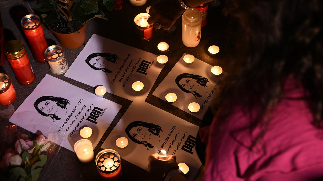 Il y a un an, la journaliste maltaise Daphné Caruana Galizia, spécialisée dans les affaires de corruption, mourrait dans l'explosion de sa voiture piégée. [keystone/AP Photo - Jonatahn Borg]
