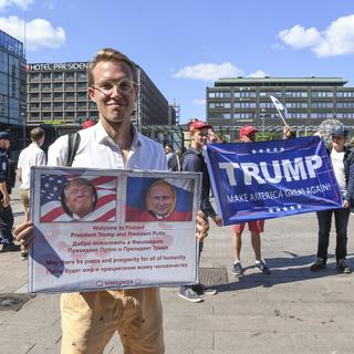 Des partisans du parti populiste finlandais montrent leur sympathie pour Donald Trump. [EPA/Keystone - Kimmo Brandt]