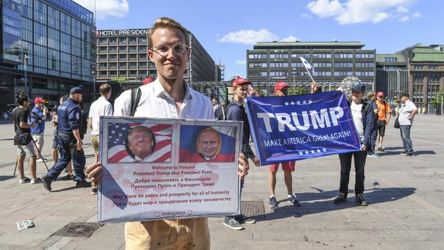 Des partisans du parti populiste finlandais montrent leur sympathie pour Donald Trump. [EPA/Keystone - Kimmo Brandt]