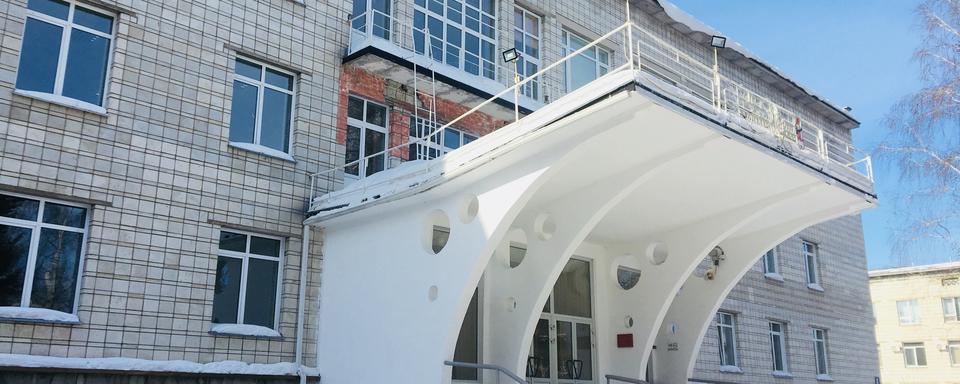 Le bâtiment de l'Institut de biologie chimique et médecine fondamentale à Akademgorodok. [RTS - Isabelle Cornaz]