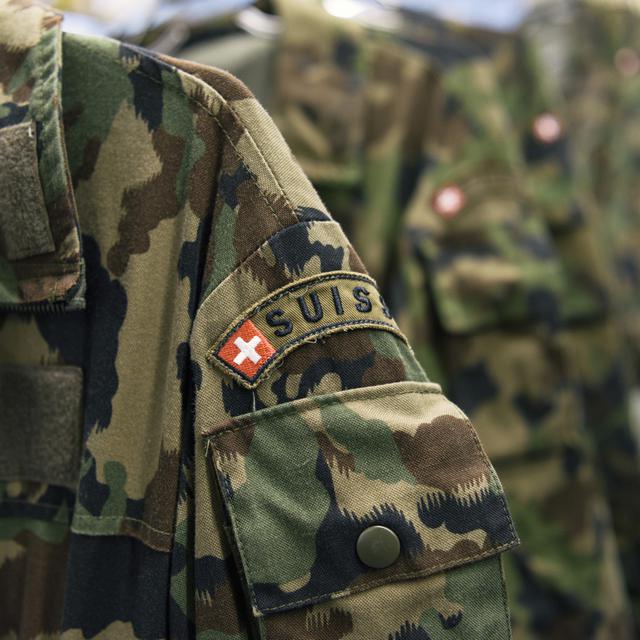 ARCHIV - ZUR HERBSTSESSION DES NATIONALRATS AM Donnerstag, 13. SEPTEMBER 2018, STELLEN WIR IHNEN FOLGENDES BILDMATERIAL ZUR ARMEEBOTSCHAFT 2018 ZUR VERFUEGUNG - Camouflage clothing is hung on coathangers, checked and repaired at the textile center of the Swiss Armed Forces' logistics center in Thun, canton of Berne, Switzerland, on April 21, 2016. (KEYSTONE/Christian Beutler).. [KEYSTONE - Christian Beutler]
