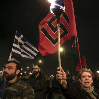 Des supporters du parti d'extrême-droite grec Aube dorée. [AP Photo/Keystone - Yorgos Karahalis]