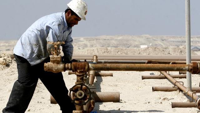 Un employé de la compagnie nationale Bahrain Petroleum Company au travail. [AP Photo - Hasan Jamali]