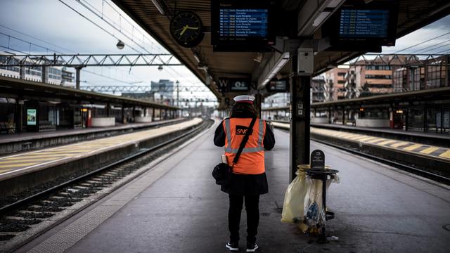 La gare de Lyon mardi matin, au premier jour de grève de la SNCF en France. [afp - JEFF PACHOUD]