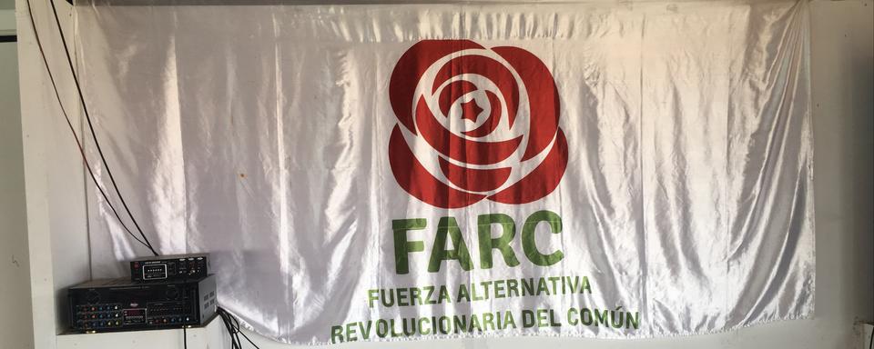 Drapeau farc à l'intérieur du campement de réincorporation d'anciens combattants FARC. [RTS - Anouk Henry]