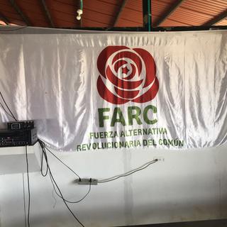 Drapeau farc à l'intérieur du campement de réincorporation d'anciens combattants FARC. [RTS - Anouk Henry]