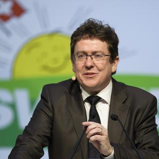 Le président de l'UDC Albert Rösti devant les délégués du parti en mars 2018. [Keystone - Gian Ehrenzeller]