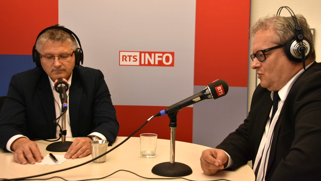 Charles Juillard (gauche) et Raoul jaeggi dans le studio de la RTS à Delémont. [RTS - Gaël Klein]