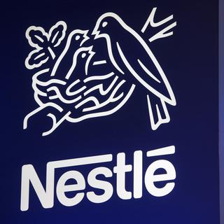 Le logo du groupe Nestlé, photographié durant l'assemblée générale du géant de l'alimentaire, en avril 2018. [Keystone - Jean-Christophe Bott]