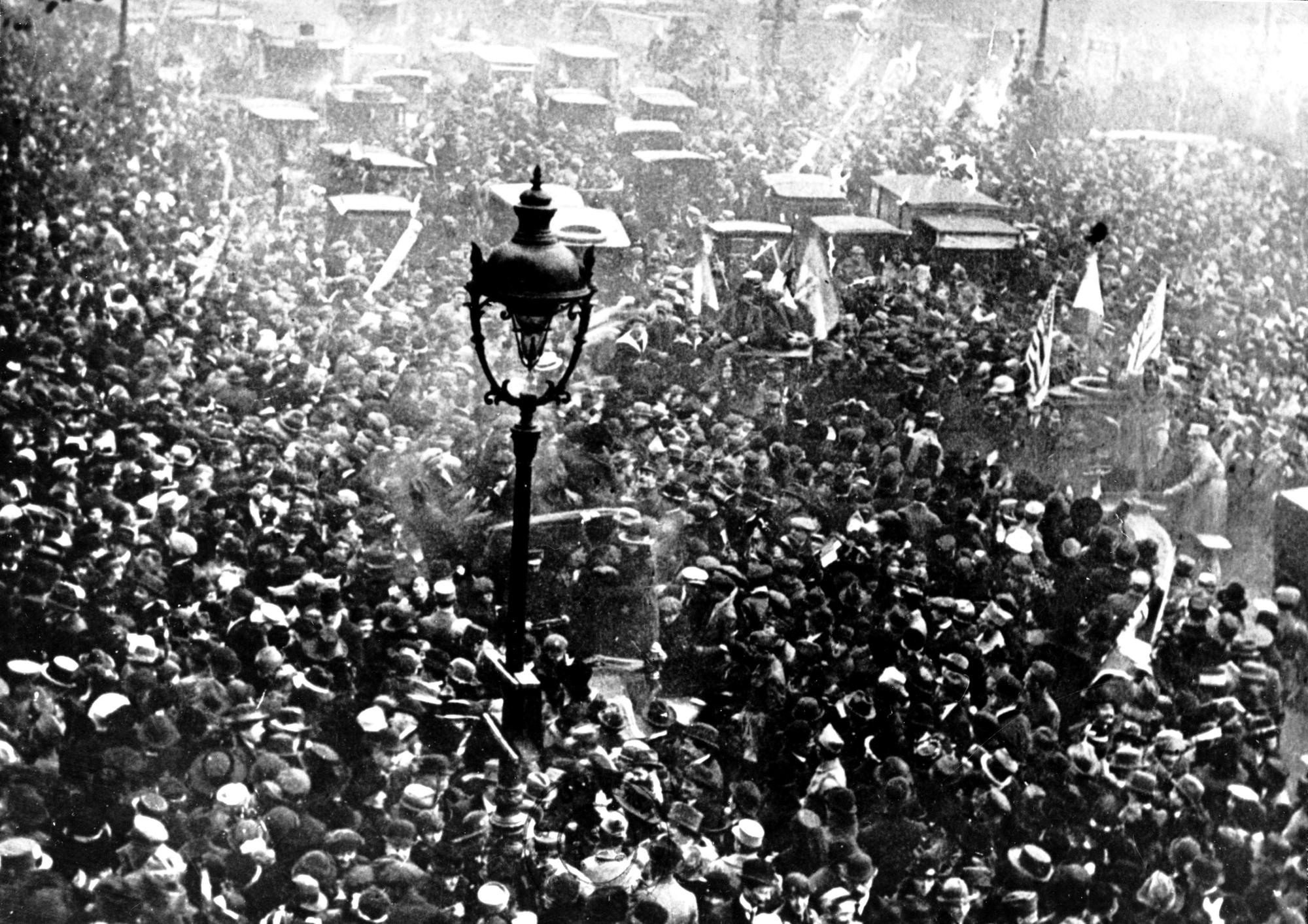 Célébration de l'armistice du 11 novembre 1918 sur les Grands Boulevards, à Paris. [AFP]