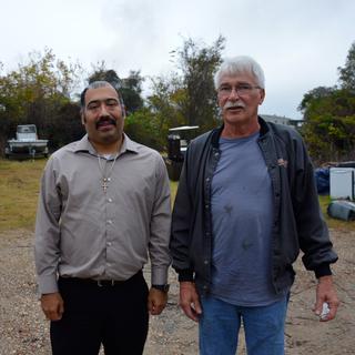 (De gauche à droite): Juan Flores, de l'association Air Alliance Houston. Il vit à 
Galena Park, quartier est de Houston très lourdement contaminé par les pics d'émissions toxiques lors de Harvey. Greg Mose réparateur de bateaux à Channelview, dans l'est de Houston. Il s'inquiète des fuites toxiques provoquées par les inondations pendant l'ouragan Harvey, qui ont fait déborder la décharge San Jacinto saturée en dioxines et furanes, jusqu'à chez lui. [RTS - Cerise Maréchaud]