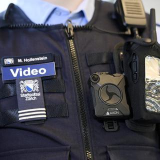 L'équipement vidéo d'un policier de la ville de Zurich, testé en 2017. [Keystone - Walter Bieri]